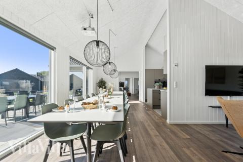 Der große, lichtdurchflutete Aufenthaltsraum im Luxusferienhaus Nr. 673 für 20.