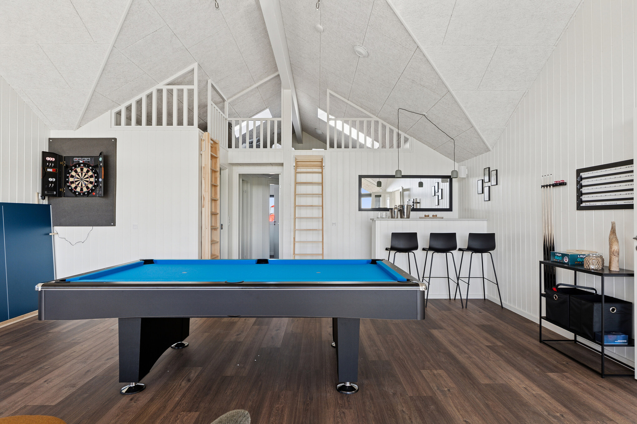 Das Luxusferienhaus 673 für 20 Personen hat einen großen Aktivitätsraum mit u. a. Billard und Darts