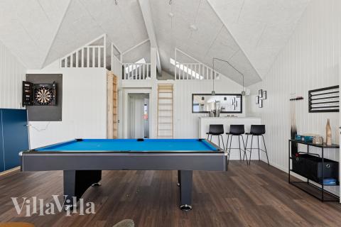 Das Luxusferienhaus 673 für 20 Personen hat einen großen Aktivitätsraum mit u. a. Billard und Darts
