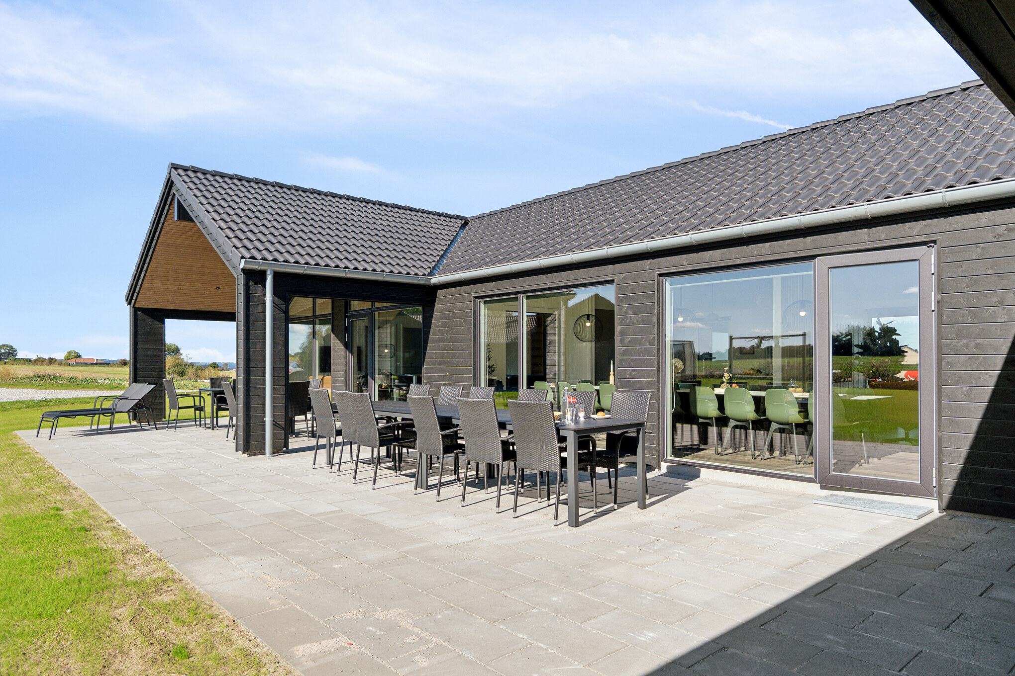 Auf der Terrasse des Ferienhauses Nr. 673 ist Platz für 20 Personen.