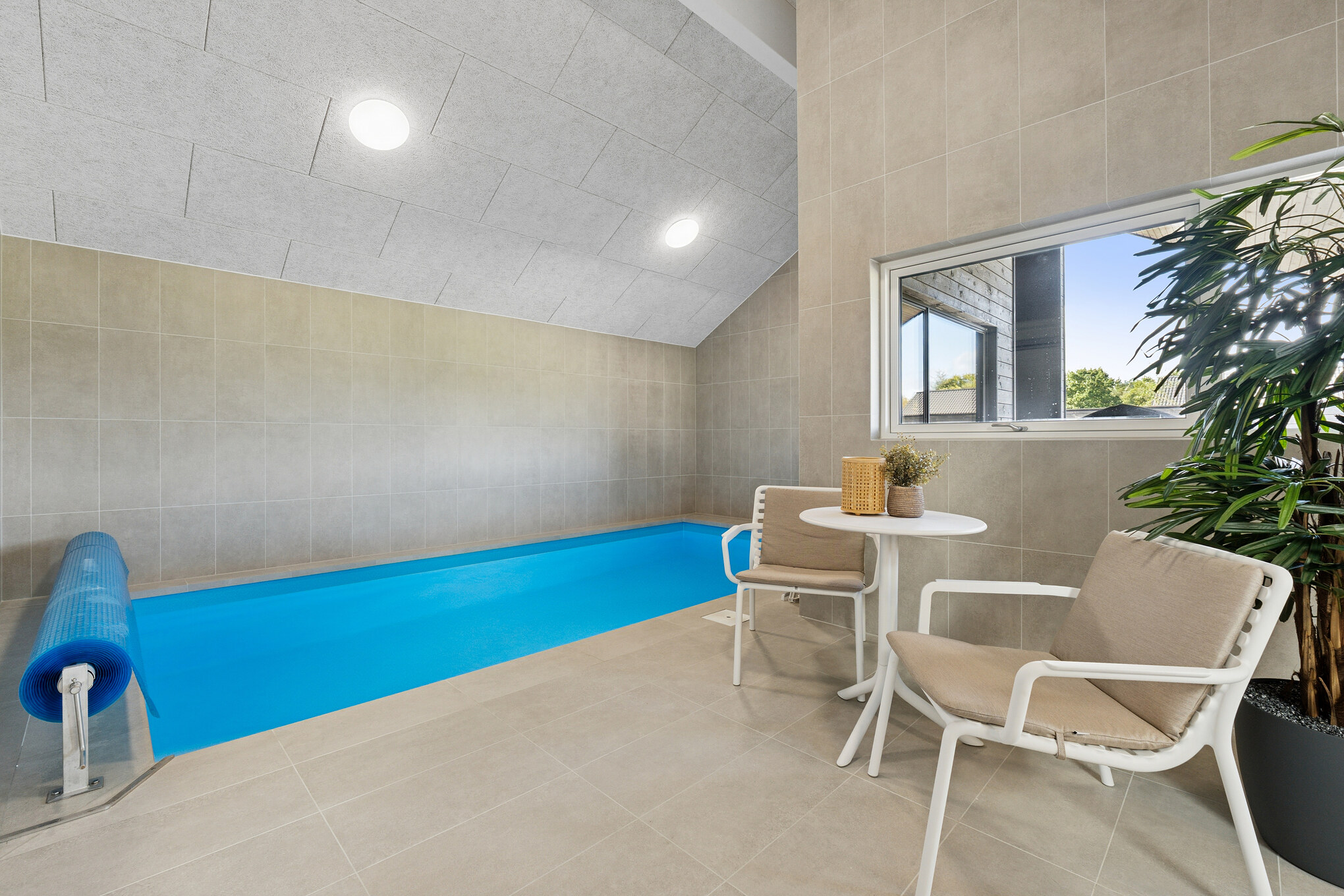 Das Ferienhaus 698 hat einen schicken Poolbereich mit Wasserrutsche, einem geräumigen, eingelassenen Whirlpool und einer Sauna.