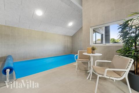 Das Ferienhaus 698 hat einen schicken Poolbereich mit Wasserrutsche, einem geräumigen, eingelassenen Whirlpool und einer Sauna.