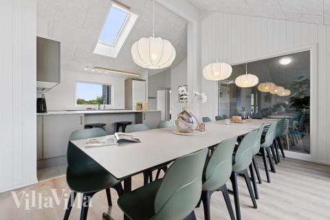 Der große, lichtdurchflutete Aufenthaltsraum im Luxusferienhaus Nr. 698 für 14.