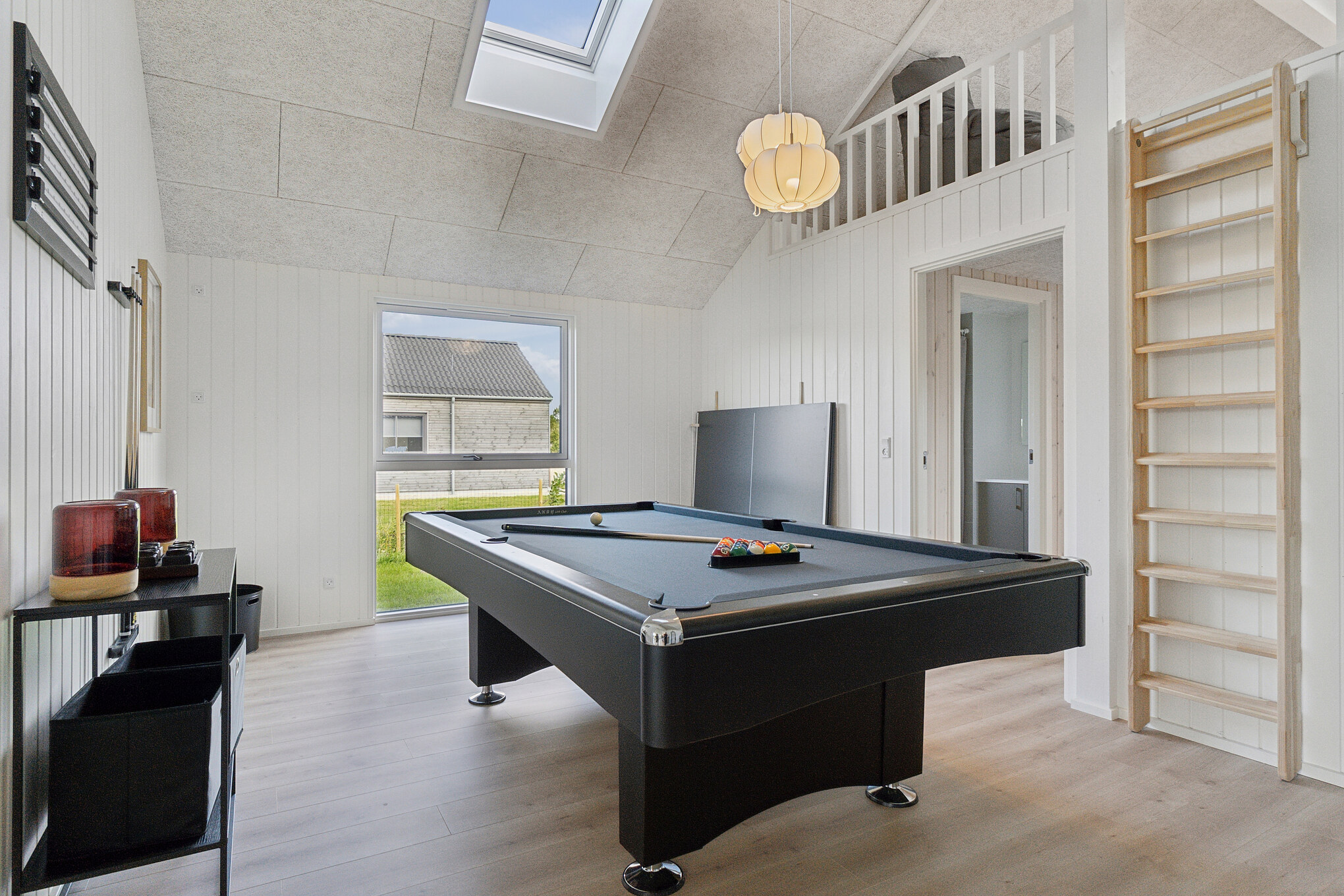 Das Luxusferienhaus 698 für 14 Personen hat einen großen Aktivitätsraum mit u. a. Billard und Darts