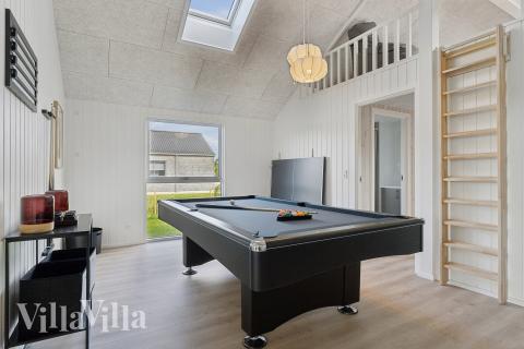 Das Luxusferienhaus 698 für 14 Personen hat einen großen Aktivitätsraum mit u. a. Billard und Darts