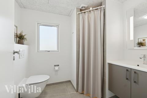 Eines der Badezimmer im Luxusferienhaus Nr. 698