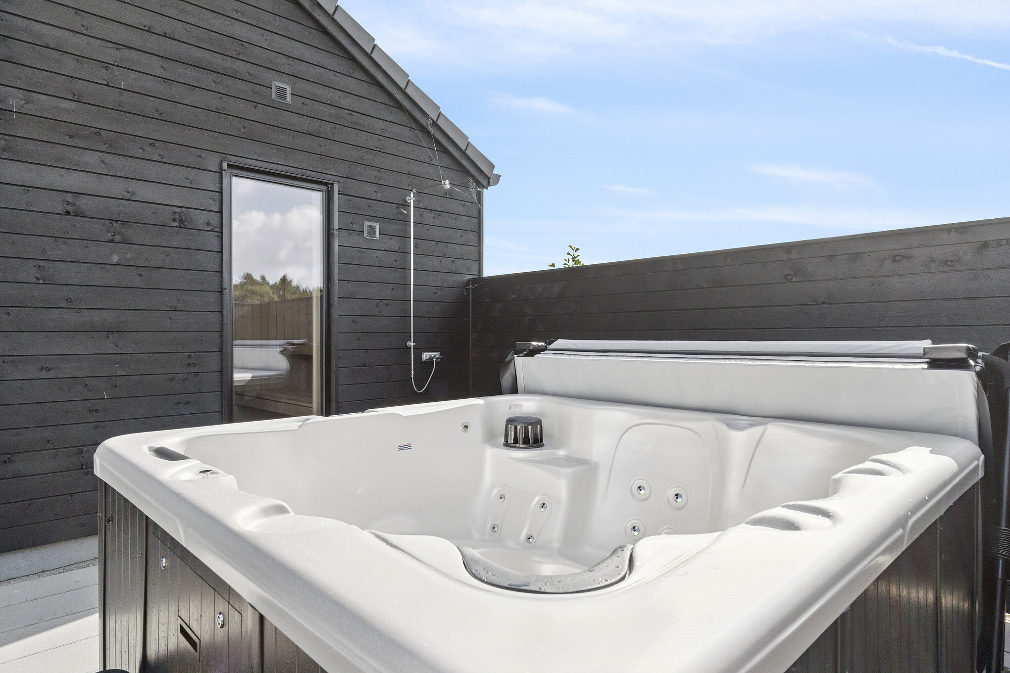 Genießen Sie den warmen Whirlpool im Luxusferienhaus Nr. 698 in Westjütland