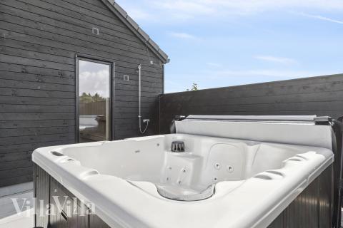 Genießen Sie den warmen Whirlpool im Luxusferienhaus Nr. 698 in Westjütland