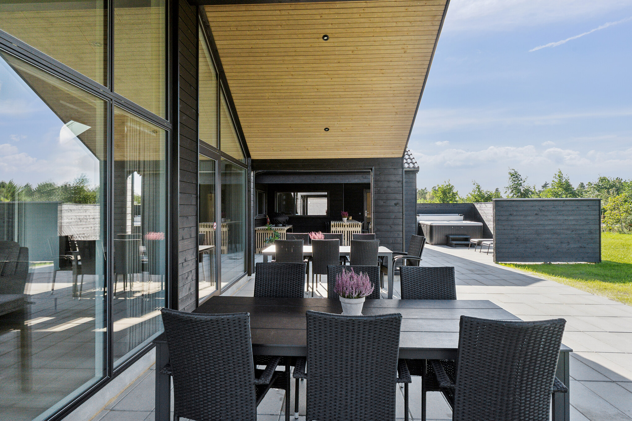 Auf der Terrasse des Ferienhauses Nr. 698 ist Platz für 14 Personen.