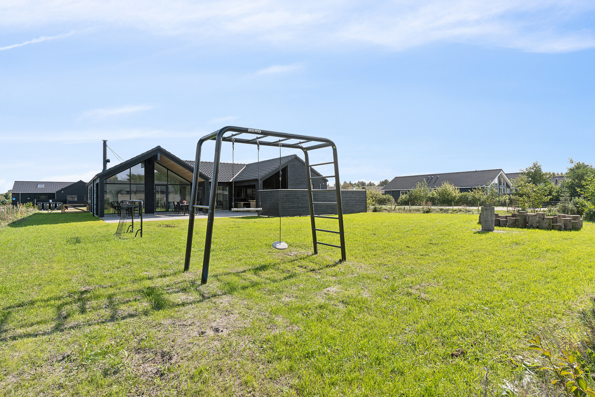 Zu dem attraktiven Ferienhaus Nr. 698 in Westjütland gehört auch ein tolles Angebot im Außenbereich, z. B. Spieleturm und Schaukeln