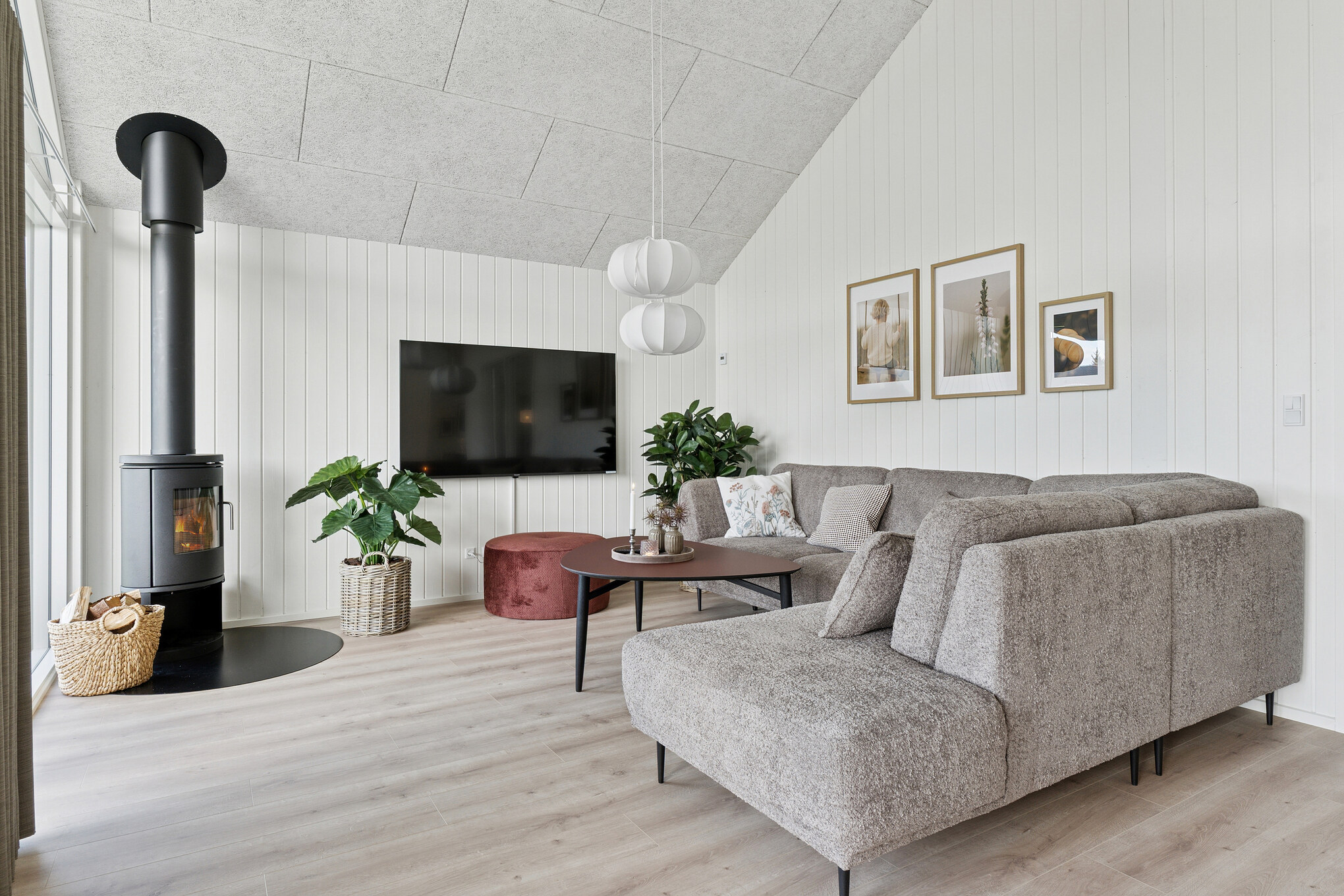 Die Couch im Luxusferienhaus Nr. 698 in Westjütland lädt zu Gesellschaftsspielen oder zu Kinoabenden ein.