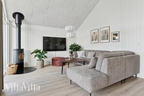 Die Couch im Luxusferienhaus Nr. 698 in Westjütland lädt zu Gesellschaftsspielen oder zu Kinoabenden ein.