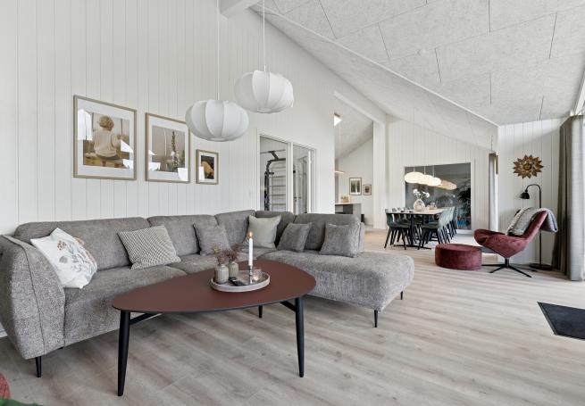 Die Couchecke im Luxusferienhaus Nr. 698 in Westjütland.