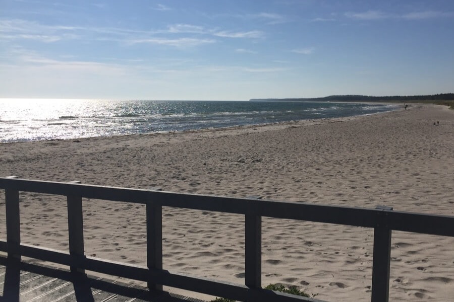 Der Strand in der Nähe von Luxusferienhaus Nr. 441 in Ostjütland lädt zum Spazierengehen ein.