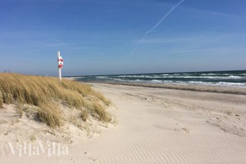 Standnahes Luxusferienhaus Nr. 441 in Ostjütland mit Platz für 26 Personen.