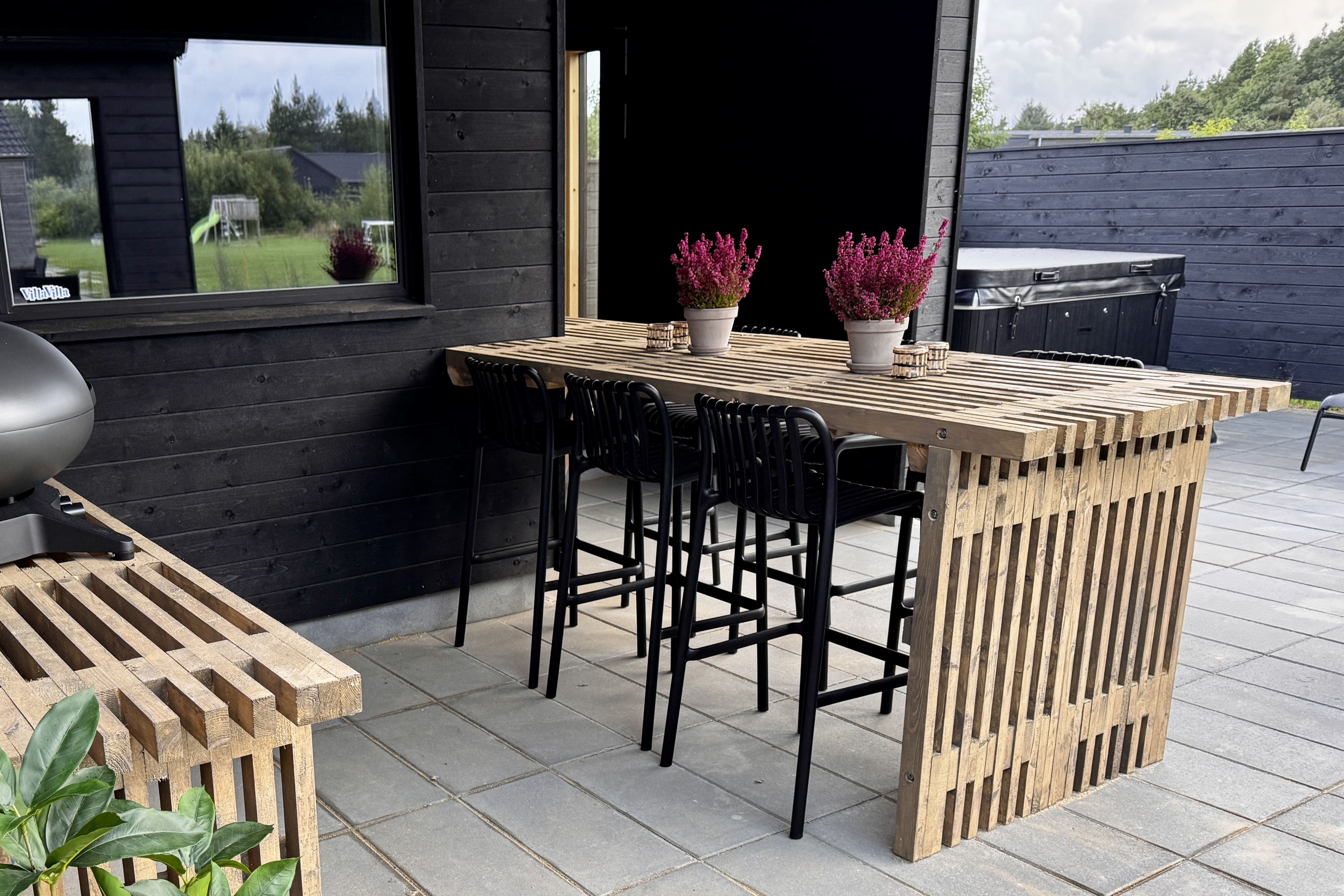 Genießen Sie einen Grillabend auf der Terrasse des Luxusferienhauses Nr. 698 in Westjütland