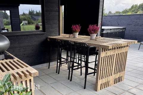 Genießen Sie einen Grillabend auf der Terrasse des Luxusferienhauses Nr. 698 in Westjütland