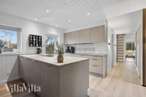 Die Küche in dem Luxusferienhaus Nr. 926 ist so gut ausgestattet, dass man problemlos Mahlzeiten für 14 Personen zubereiten kann.