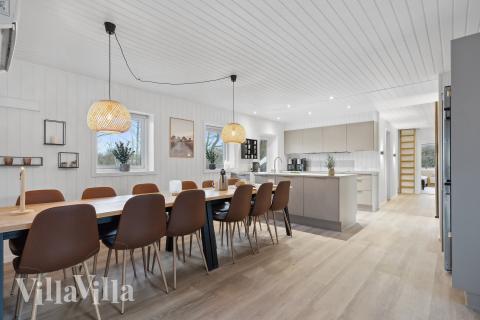 Der große, lichtdurchflutete Aufenthaltsraum im Luxusferienhaus Nr. 926 für 14.