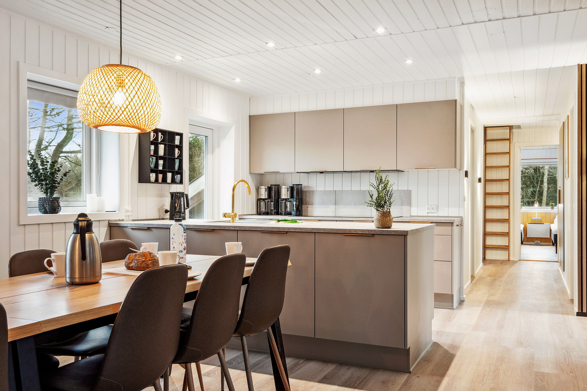 Gut ausgestattete Küche im Luxusferienhaus Nr. 926 in Ostjütland.