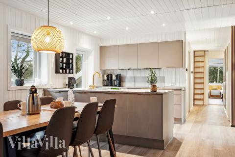 Gut ausgestattete Küche im Luxusferienhaus Nr. 926 in Ostjütland.