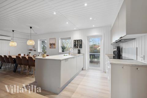 In der Küche des Luxusferienhauses ist alles vorhanden, was man braucht, um Mahlzeiten für 14 Personen zuzubereiten.