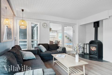 Die Couch im Luxusferienhaus Nr. 926 in Ostjütland lädt zu Gesellschaftsspielen oder zu Kinoabenden ein.