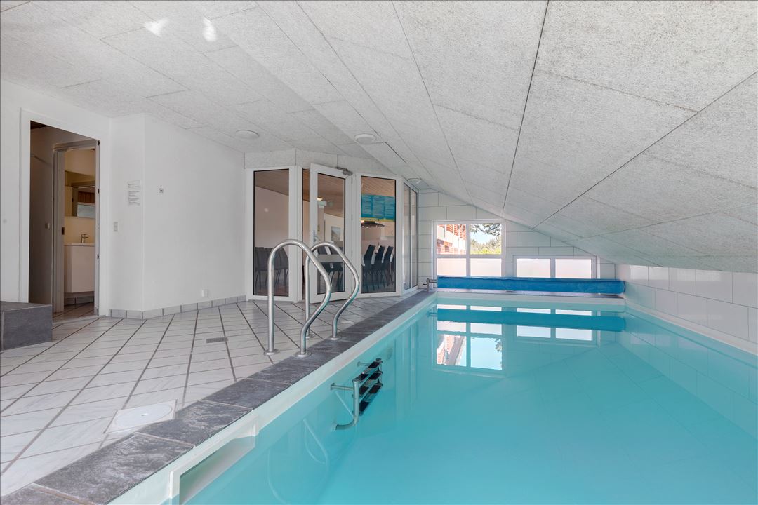 Das Ferienhaus 926 hat einen schicken Poolbereich mit Wasserrutsche, einem geräumigen, eingelassenen Whirlpool und einer Sauna.