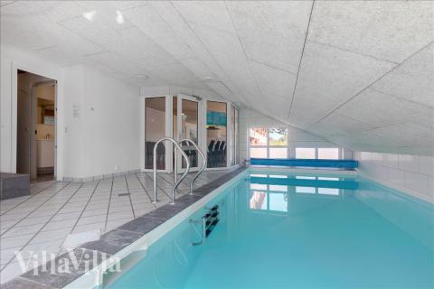 Das Ferienhaus 926 hat einen schicken Poolbereich mit Wasserrutsche, einem geräumigen, eingelassenen Whirlpool und einer Sauna.