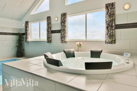 Genießen Sie den warmen Whirlpool im Luxusferienhaus Nr. 293 in Westjütland