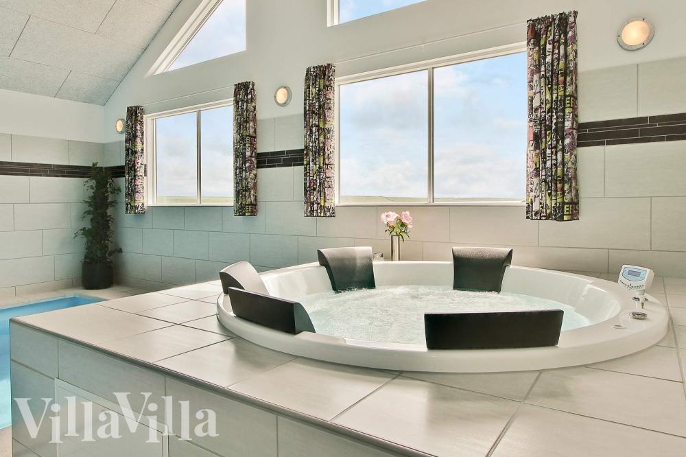 Genießen Sie den warmen Whirlpool im Luxusferienhaus Nr. 293 in Westjütland