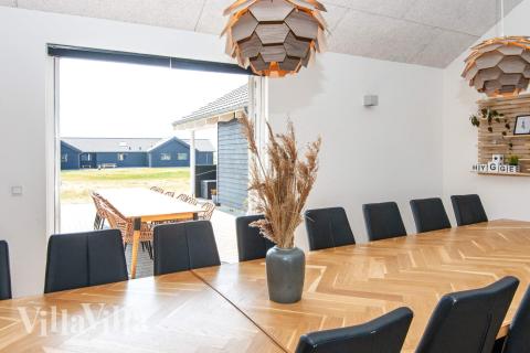 Der große, lichtdurchflutete Aufenthaltsraum im Luxusferienhaus Nr. 293 für 22.