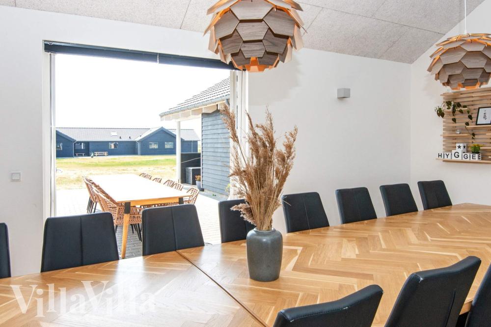 Der große, lichtdurchflutete Aufenthaltsraum im Luxusferienhaus Nr. 293 für 22.