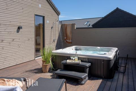 Genießen Sie den warmen Whirlpool im Luxusferienhaus Nr. 593 in Südjütland