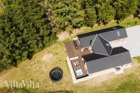 Dieses schicke Poolhaus Nr. 593 liegt in Südjütland und bietet Platz für 14 Personen.