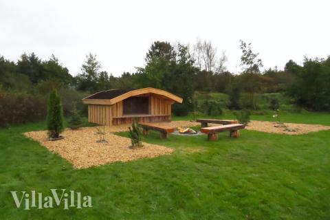 Zu dem attraktiven Ferienhaus Nr. 473 in Westjütland gehört auch ein tolles Angebot im Außenbereich, z. B. Spieleturm und Schaukeln