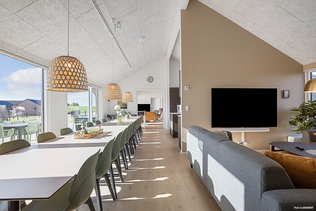 Der große, lichtdurchflutete Aufenthaltsraum im Luxusferienhaus Nr. 901 für 24.