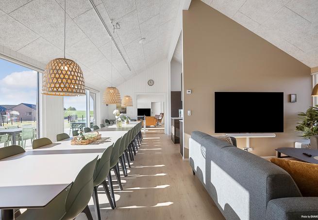 Der große, lichtdurchflutete Aufenthaltsraum im Luxusferienhaus Nr. 901 für 24.