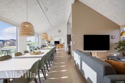 Der große, lichtdurchflutete Aufenthaltsraum im Luxusferienhaus Nr. 901 für 24.