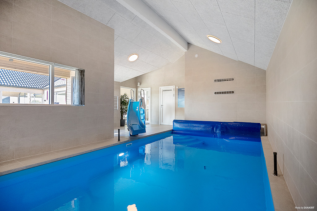 Das Ferienhaus 901 hat einen schicken Poolbereich mit Wasserrutsche, einem geräumigen, eingelassenen Whirlpool und einer Sauna.