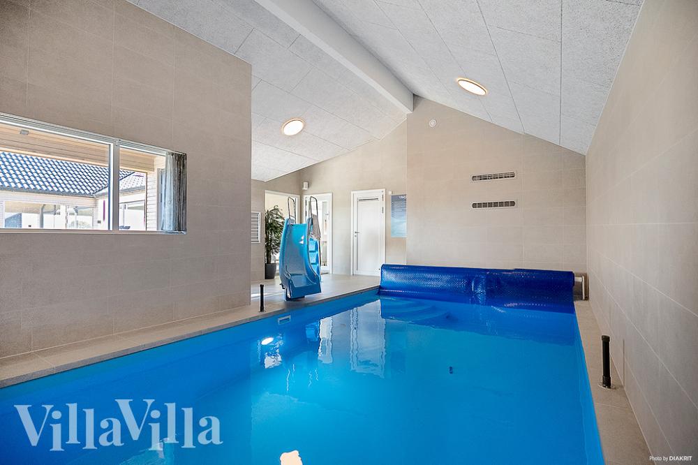 Das Ferienhaus 901 hat einen schicken Poolbereich mit Wasserrutsche, einem geräumigen, eingelassenen Whirlpool und einer Sauna.