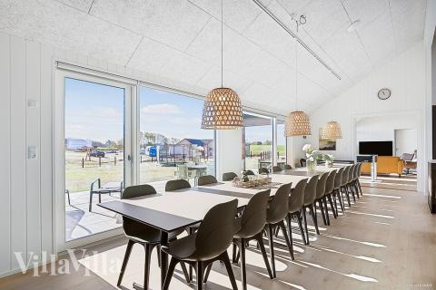 Aufenthaltsraum mit Platz für 24 im Luxusferienhaus Nr. 901.