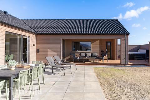 Das Luxusferienhaus Nr. 901 hat eine tolle Terrasse, die mit hochwertigen Gartenmöbeln für 24 Personen ausgestattet ist.