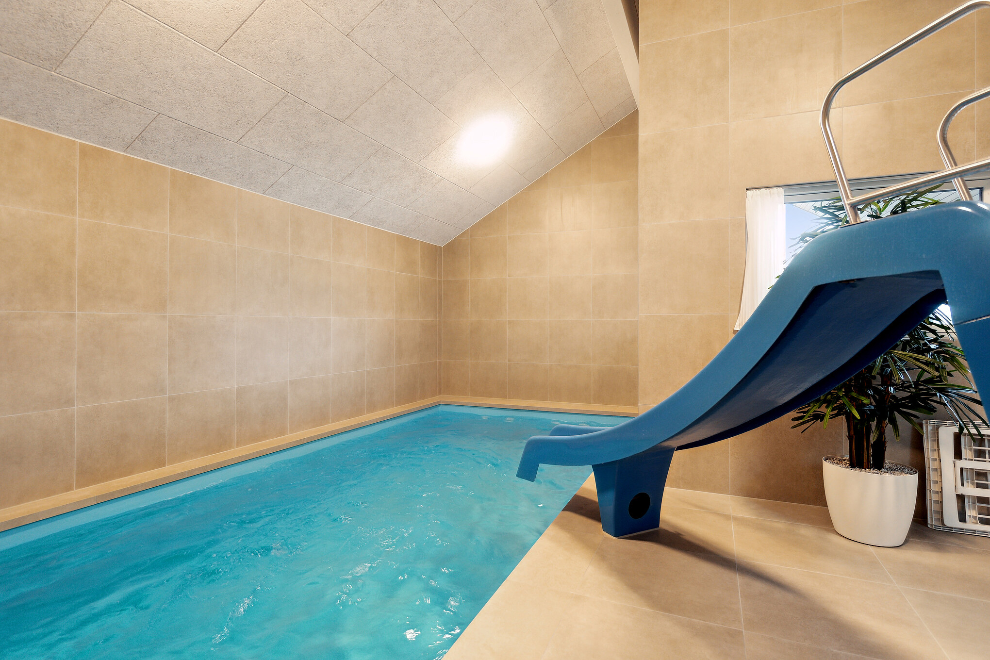 Das Ferienhaus 912 hat einen schicken Poolbereich mit Wasserrutsche, einem geräumigen, eingelassenen Whirlpool und einer Sauna.