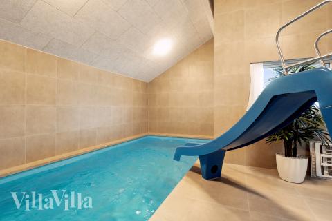 Das Ferienhaus 912 hat einen schicken Poolbereich mit Wasserrutsche, einem geräumigen, eingelassenen Whirlpool und einer Sauna.