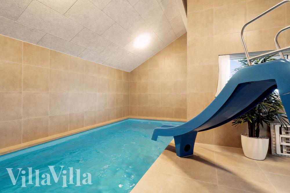 Das Ferienhaus 912 hat einen schicken Poolbereich mit Wasserrutsche, einem geräumigen, eingelassenen Whirlpool und einer Sauna.