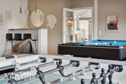 Das Luxusferienhaus 912 für 18 Personen hat einen großen Aktivitätsraum mit u. a. Billard und Darts