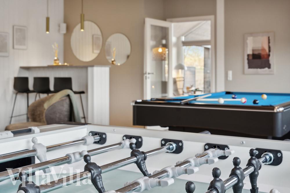 Das Luxusferienhaus 912 für 18 Personen hat einen großen Aktivitätsraum mit u. a. Billard und Darts