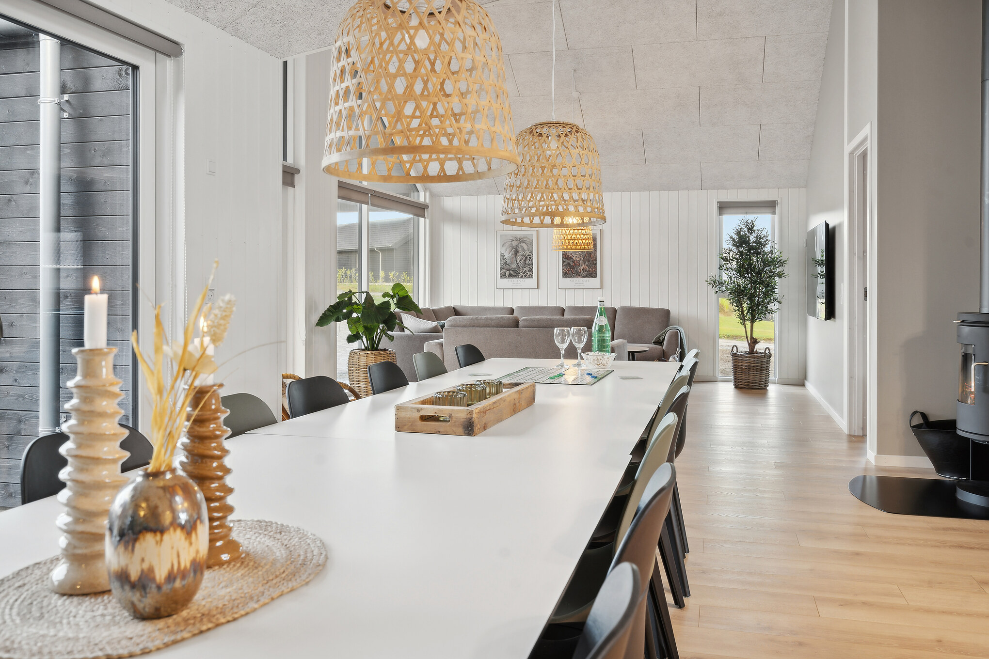 Der große, lichtdurchflutete Aufenthaltsraum im Luxusferienhaus Nr. 912 für 18.