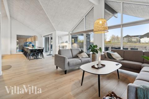 Die Couch im Luxusferienhaus Nr. 912 in Lolland/Falster/Mön lädt zu Gesellschaftsspielen oder zu Kinoabenden ein.